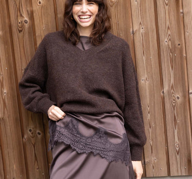 Long V-neck sweater with a heart | dark chocolate