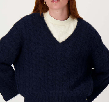 V-Ausschnitt-Pullover mit Zopfmuster | Nachtblau