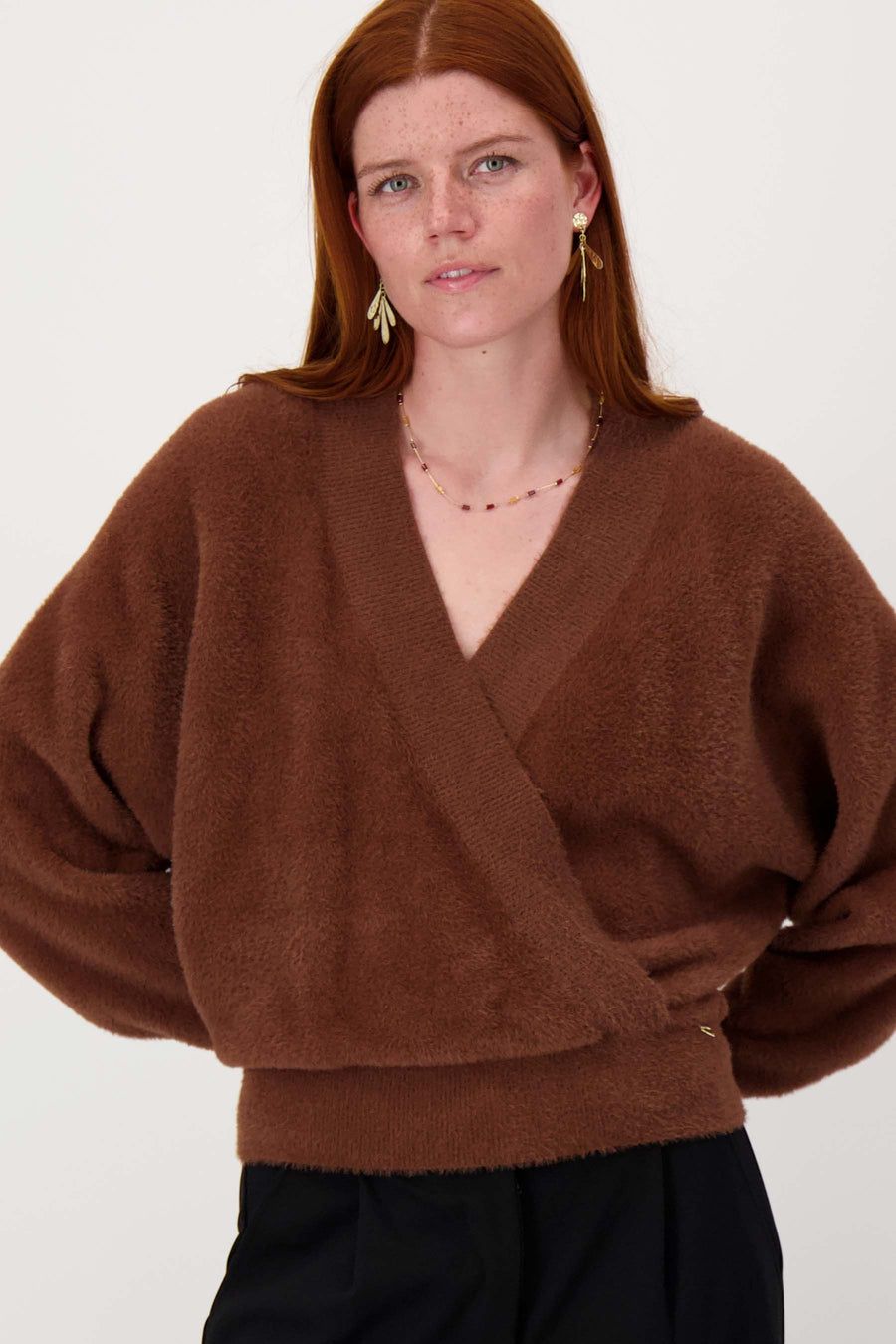 wikkel trui in fluffy garen | mid brown