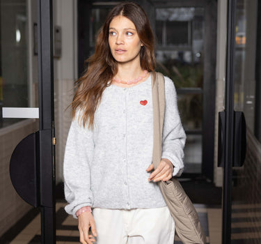 Basic-Strickjacke mit langen Ärmeln und Brosche | grau meliert