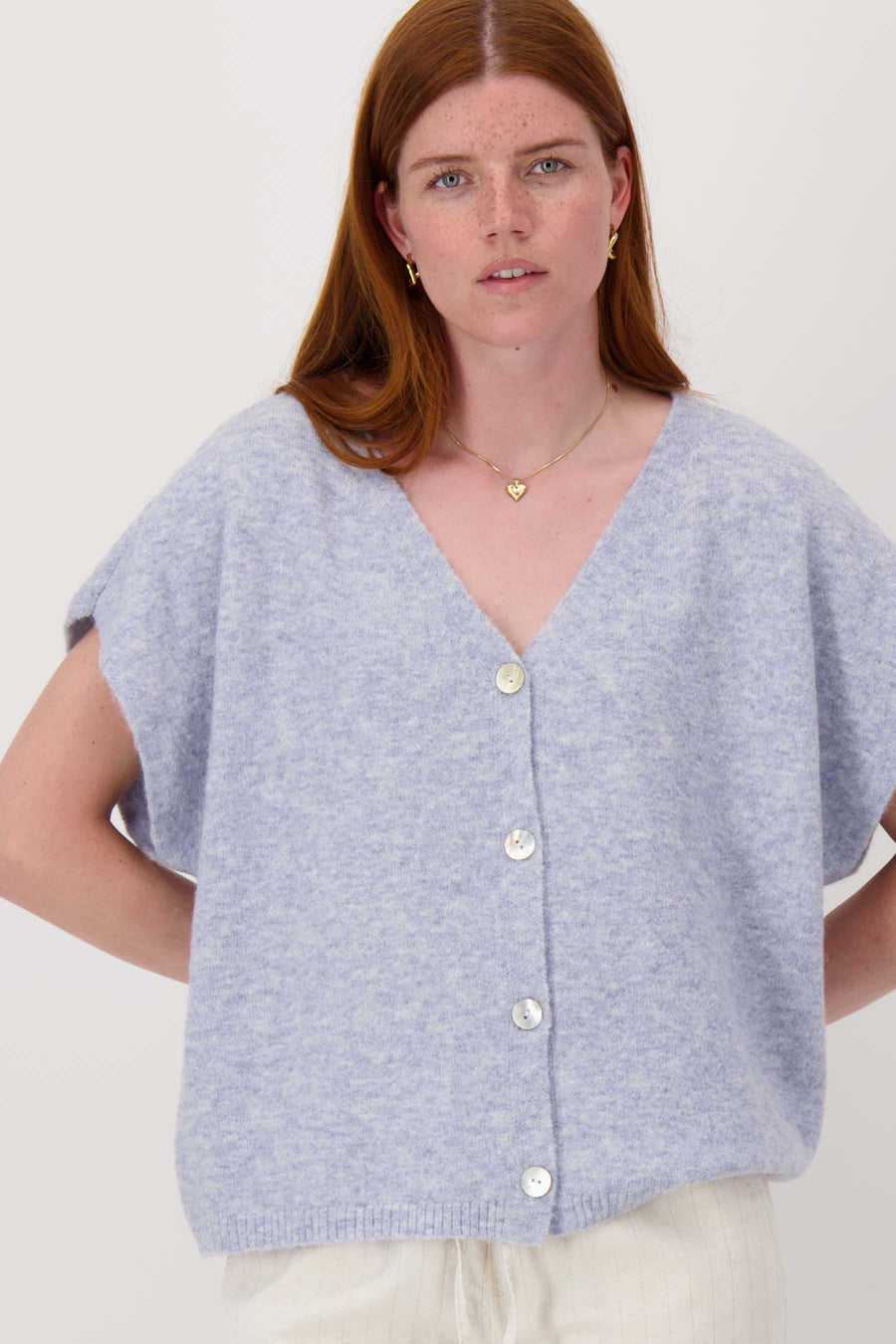 V hals vestje in melange garens | mid blue denim