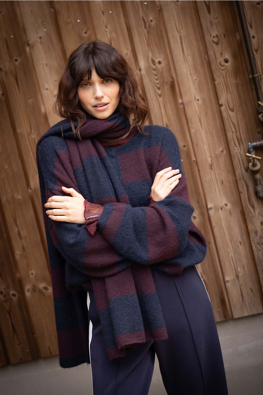 basic vestje met broche in blok streep | dark navy / burgundy