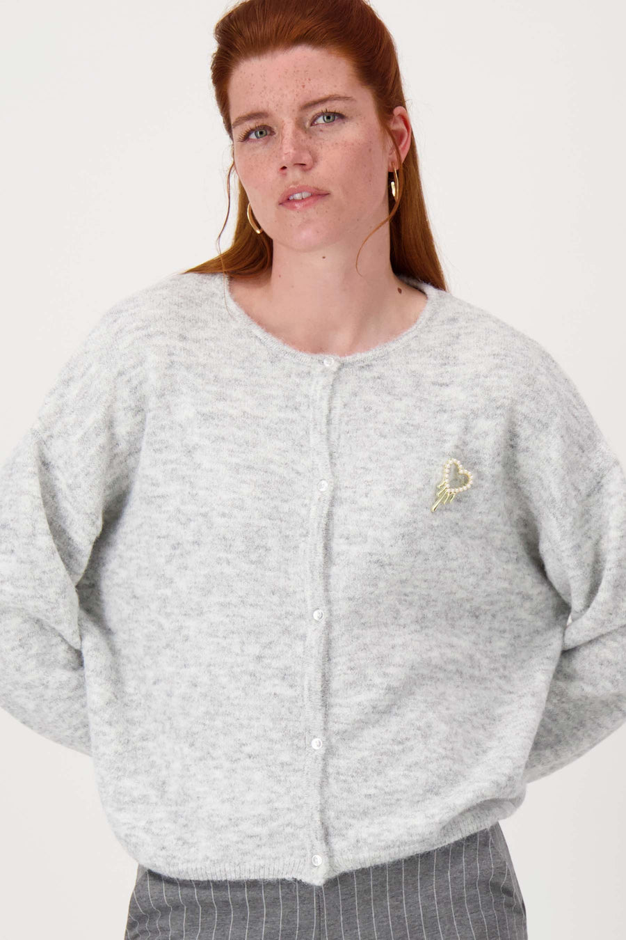 basic vestje met broche | middengrijs