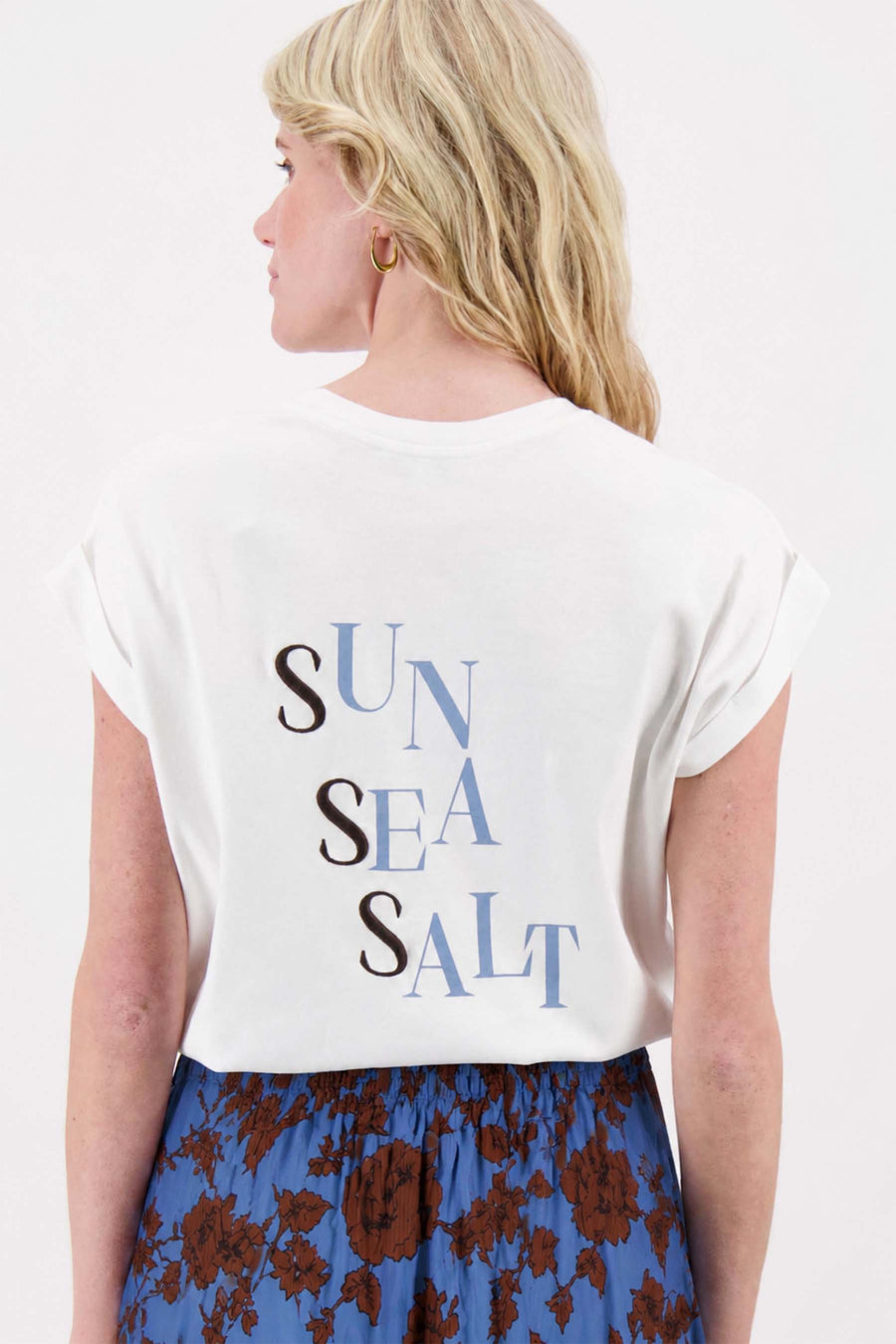 T-shirt with rolled-up sleeves: Sun Sea Salt | White