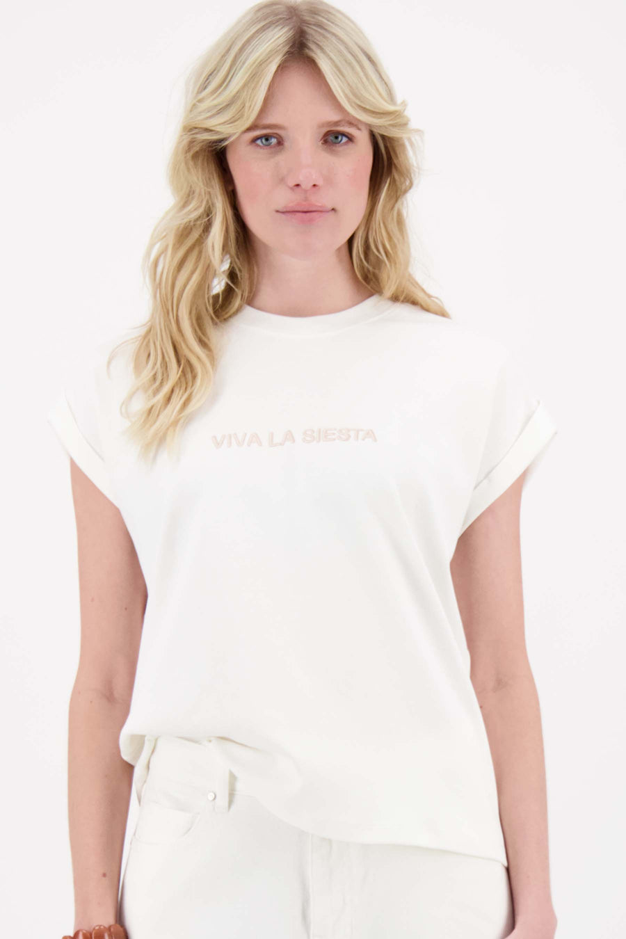 T-shirt met opgerolde mouw viva la siesta | off white