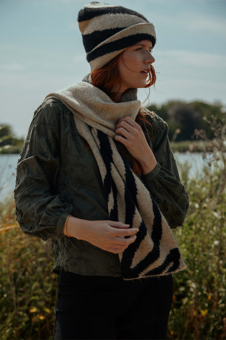 gebreide sjaal met zebra dessin | zwart / kit