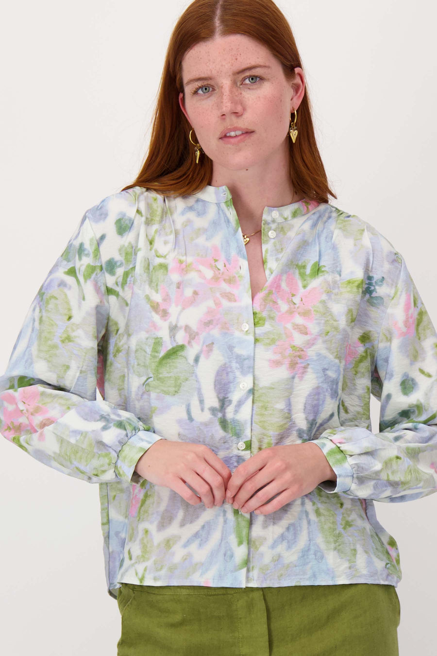 blouse zonder kraag met bloemen print | off white / olive green/ crispy pink