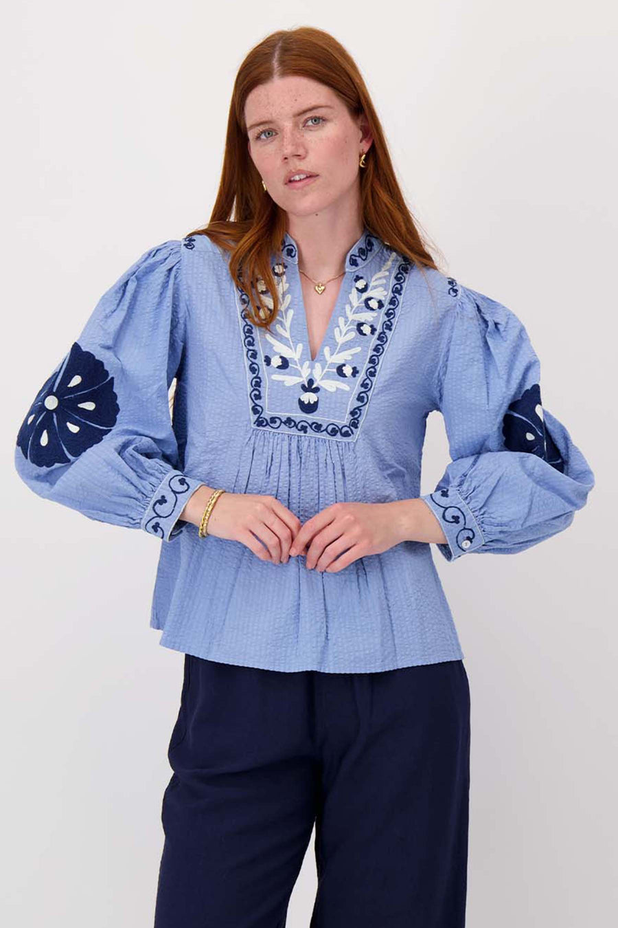 seersucker blouse met bloemen | mid blue