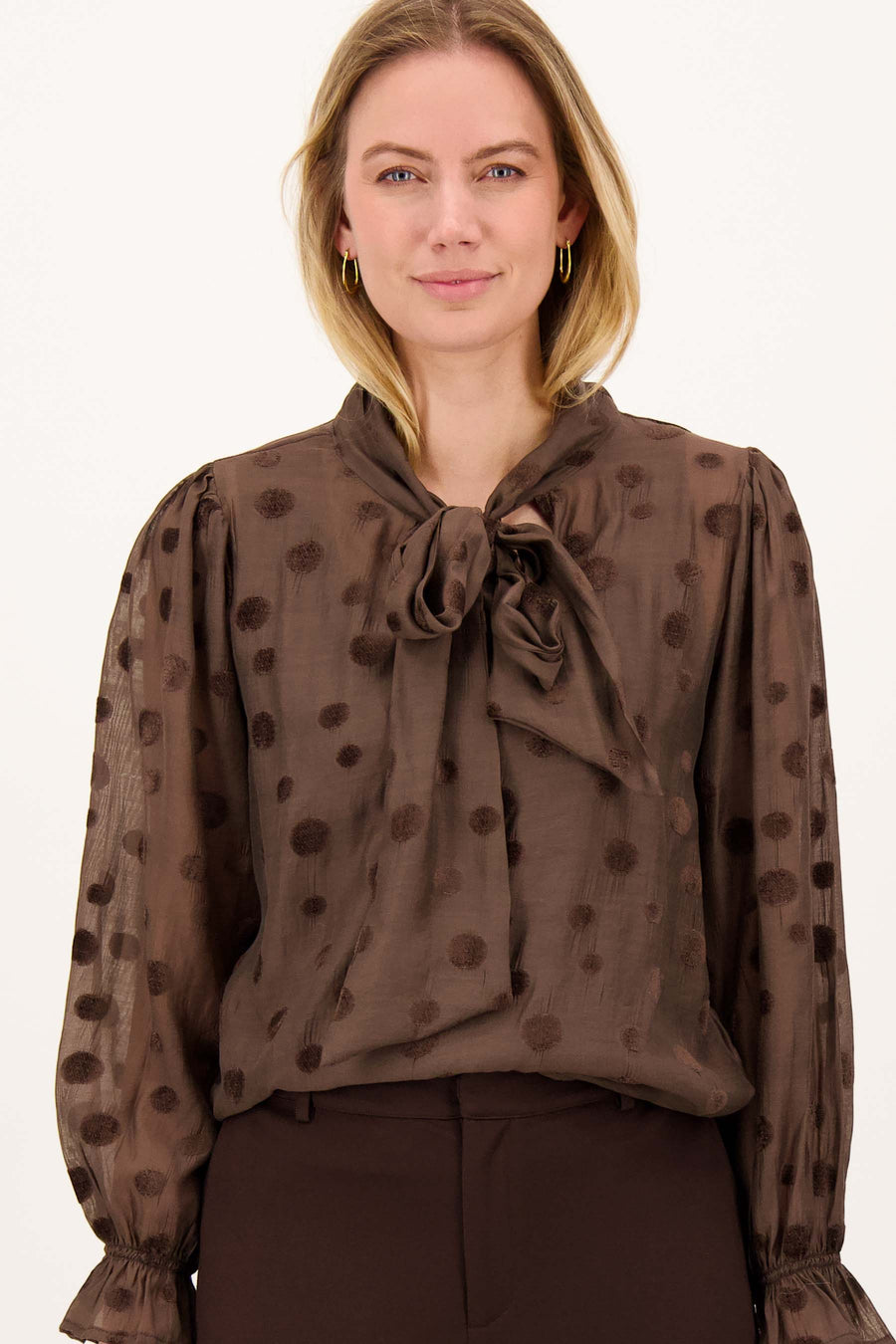 Voile Blouse met Stippen en Strik Detail | dark choco