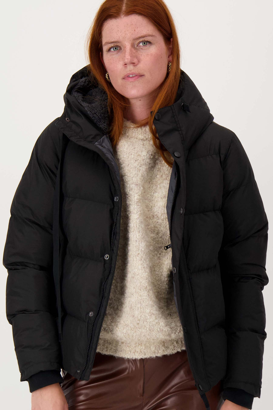 korte bubblecoat met teddy details | zwart