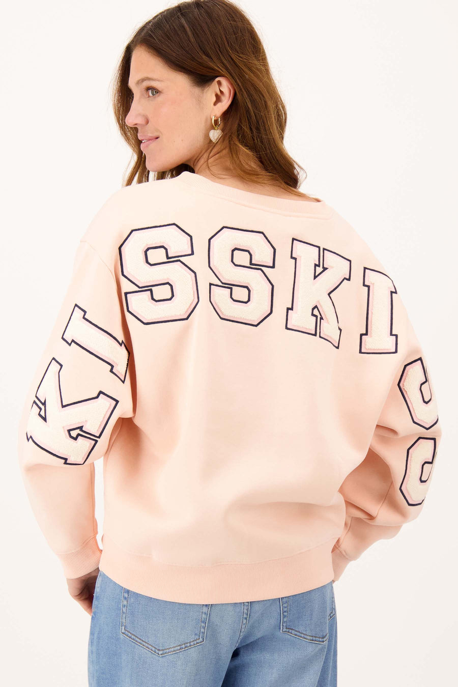 V-neck sweater with "kiss kiss" text | light pink