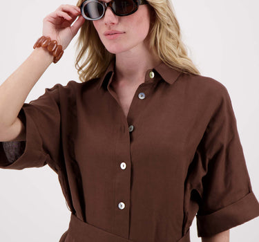 Oval-shaped sunglasses with leopard print, including a brown case, worn by a Zusss model.