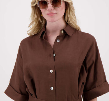 Piloten zonnebril met hoeken en koker gold gedragen door model in bruine blouse met ceintuur van Zusss
