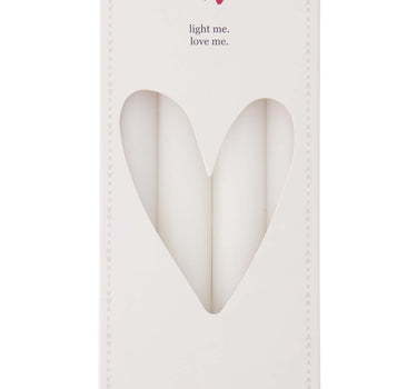 4er-Set rustikale Kerzen, 20 cm | Off-White von Zusss, weiße Kerzen in einer Verpackung mit herzförmigen Ausschnitten.