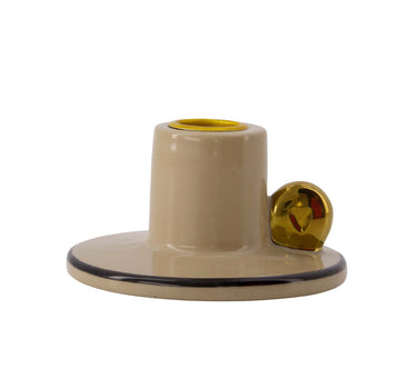 kandelaar keramiek hartje | sand / gold van Zusss, keramiek kandelaar met gouden accent en ronde bodem.