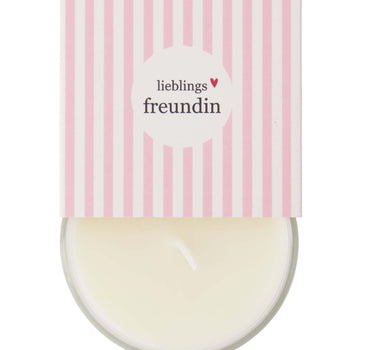 geurkaars in wikkel lieblings freundin | white / pink van Zusss, glazen pot met witte kaars en roze-witte verpakking
