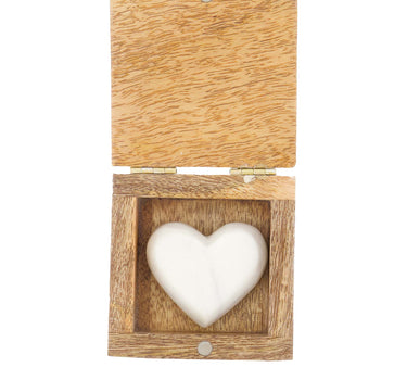 Doosje met hartje thinking of you white van Zusss, houten kistje met wit keramisch hart.
