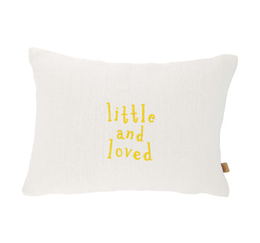 Kussen little and loved 35x25 cm off white / oker van Zusss, katoentextiel met gele tekst en zachte structuur