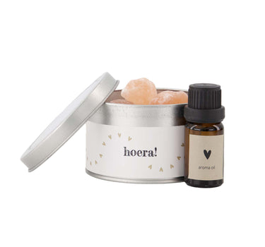 Diffuser in blikje hoera white / gold van Zusss; zilveren blik met wit label en gouden accenten, amber aromaolie fles.