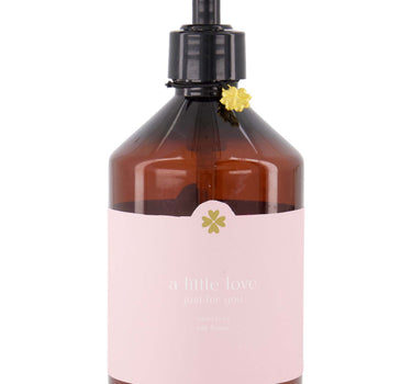 Handseife „A Little Love Just for You“ in Rosa, braune Plastikflasche mit schwarzem Spender und rosa Etikett von Zusss