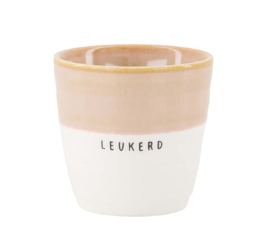 Model draagt white / pink espressomok leukerd van Zusss, een keramische mok met zachte tinten.