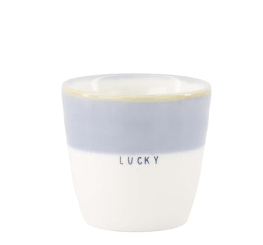 espressomok lucky | wit / lichtblauw van Zusss, keramische mok met witte basis en blauwe band met LUCKY.