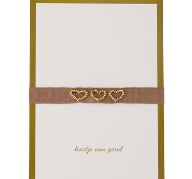 Ansichtkaart armbandje hartje van goud wit/bruin, drie gouden hartjes op roze-bruin band, van Zusss