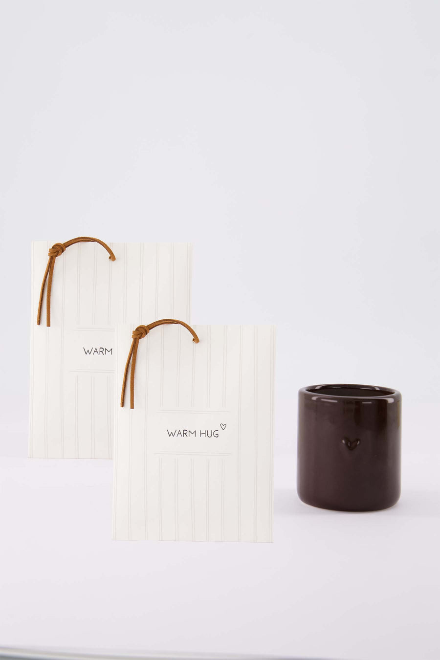 cadeauset Warm Hug - Set van 2 geurzakjes & geurkaarsje keramiek hartje - Wit/bruin & donkerbruin