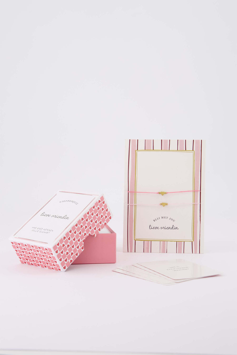 cadeauset Lieve Vriendin - Vriendenquiz & ansichtkaart met vriendschapsarmbandjes - Roze