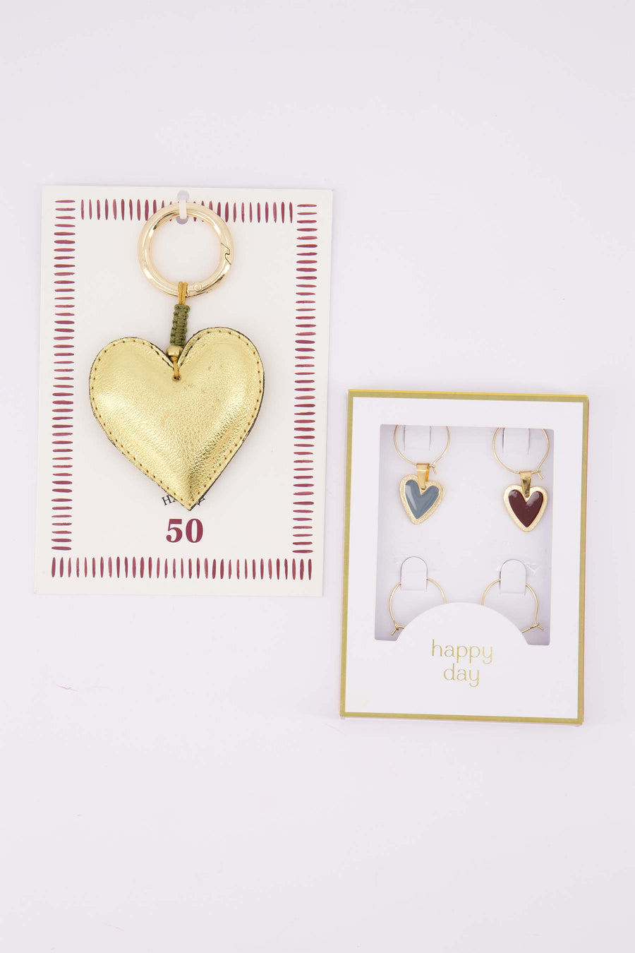 cadeauset Happy 50 & Happy Day - Ansichtkaart met sleutelhanger & wijnglashangers - Wit/donkerrood & multicolor