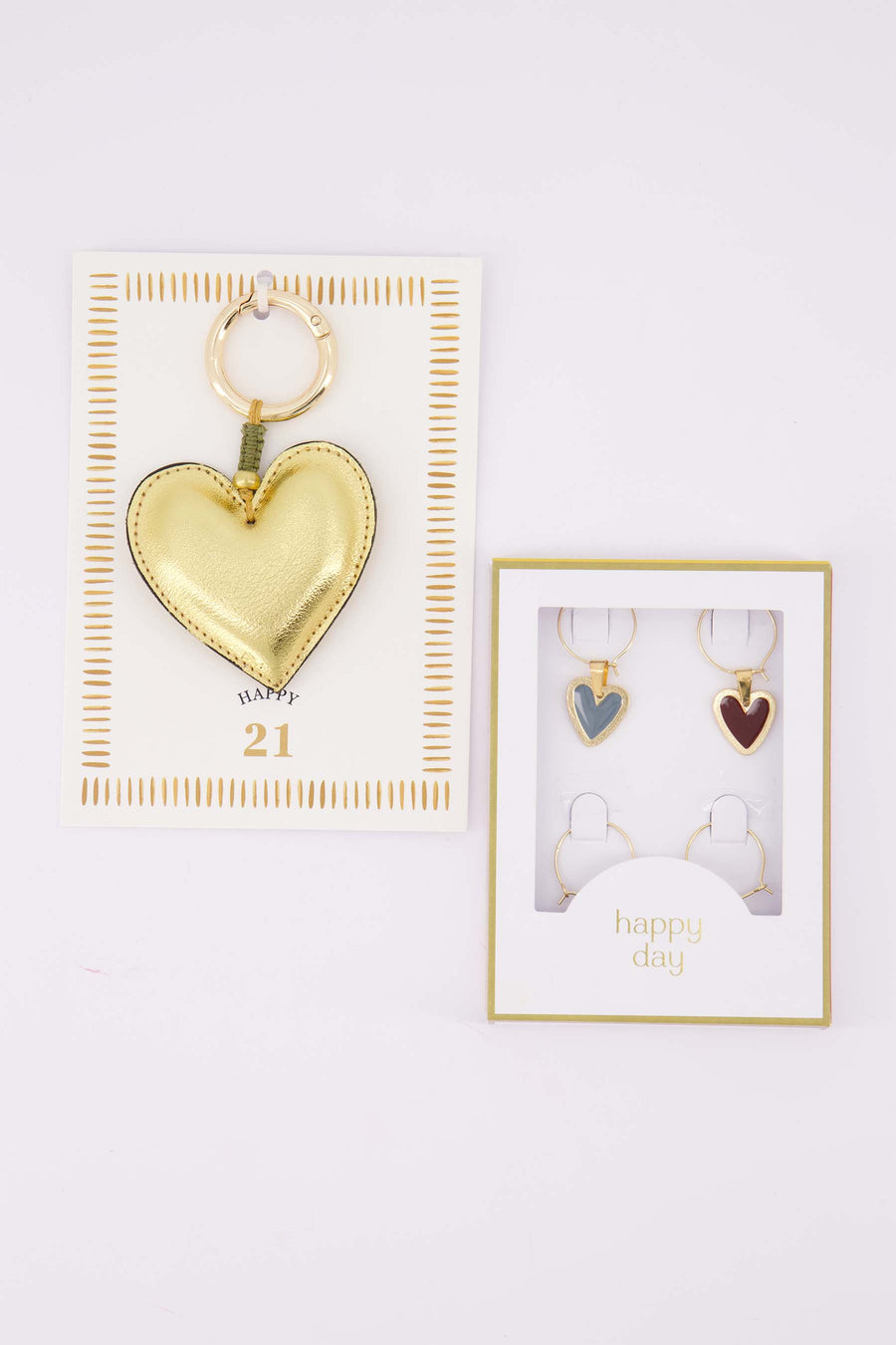 cadeauset Happy 21 & Happy Day - Ansichtkaart met sleutelhanger & wijnglashangers - Wit/oker & multicolor