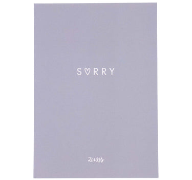 Ansichtkaart sorry blauw / wit van Zusss, pastelviolette kaart met witte letters SORRY.