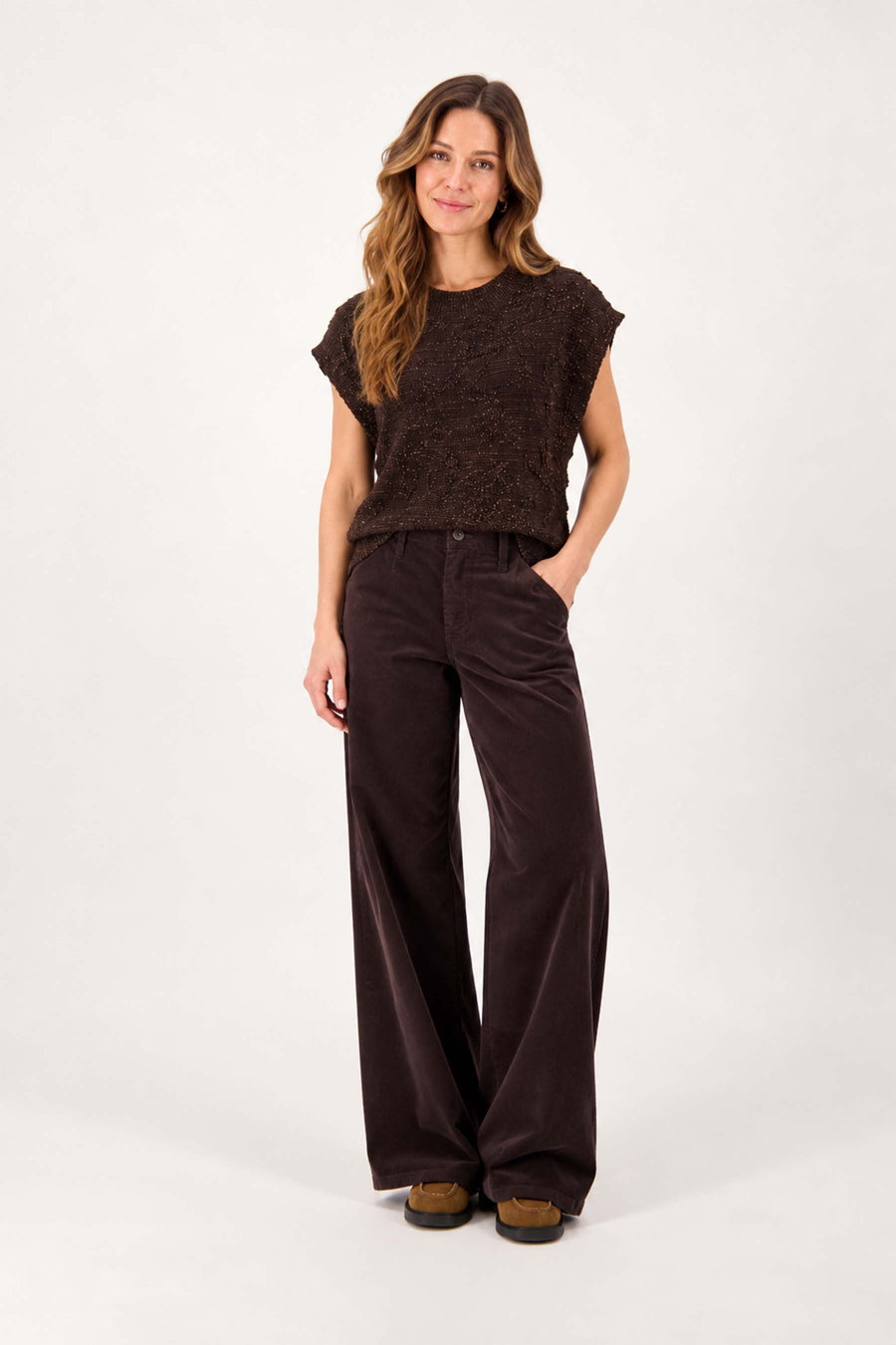sleeveless sweater with lurex jacquard | chocolate brown / gold