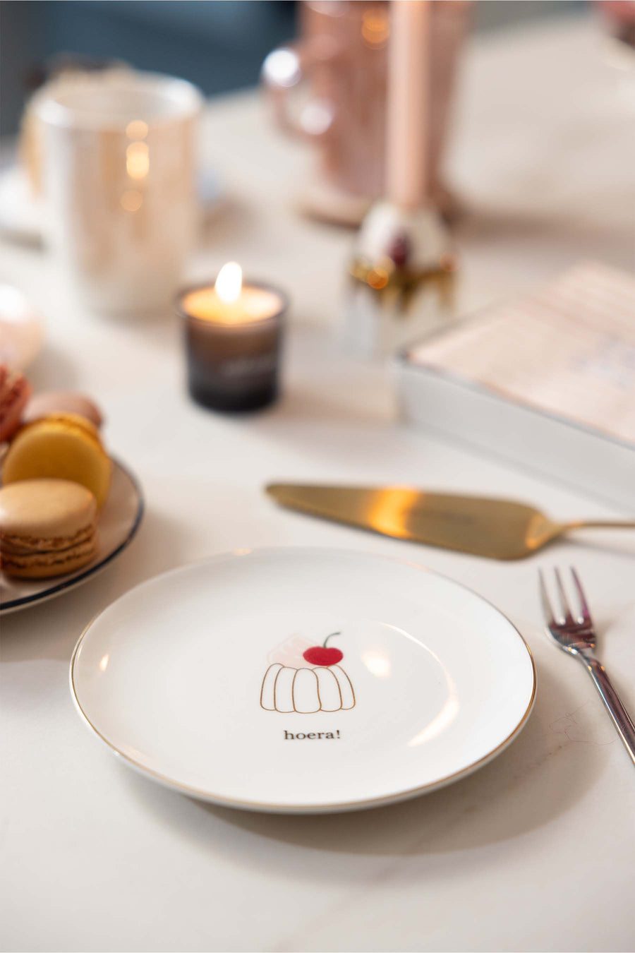 Kuchenteller mit Törtchen „Hurra“ | weiß / rosa / rot