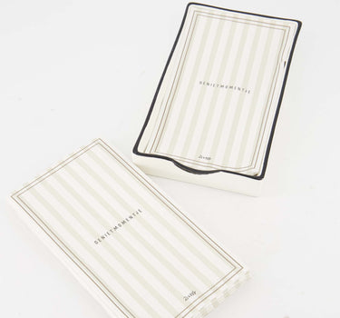 Geschenkset – Servietten und Serviettenhalter „Genietmomentje“ von Zusss mit beige gestreiften Servietten und weißem Serviettenhalter