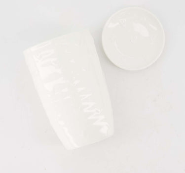 Gift set featuring an L-sized mug and a heart-shaped dish from Zusss, made of white ceramic.