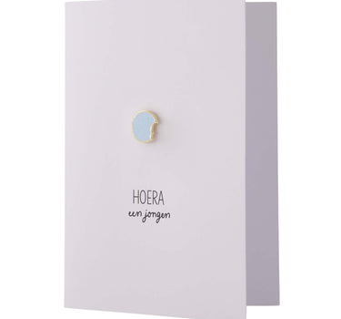 wenskaart hoera een jongen broche | blauw / wit